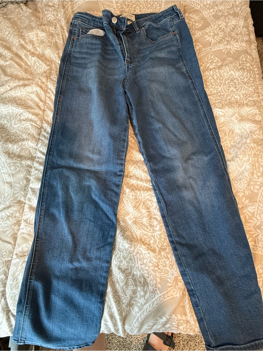 Universal Thread Women's Dark Blue Straight-Leg Jeans